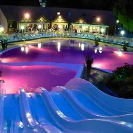A Avec Piscine Partagee *